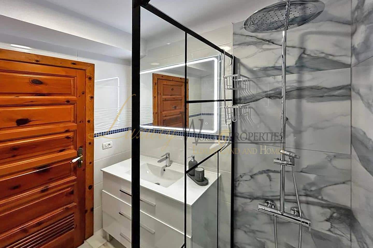 Flat for sale in Playa de las Americas with pool - € 349,000 (Ref: 9033544)