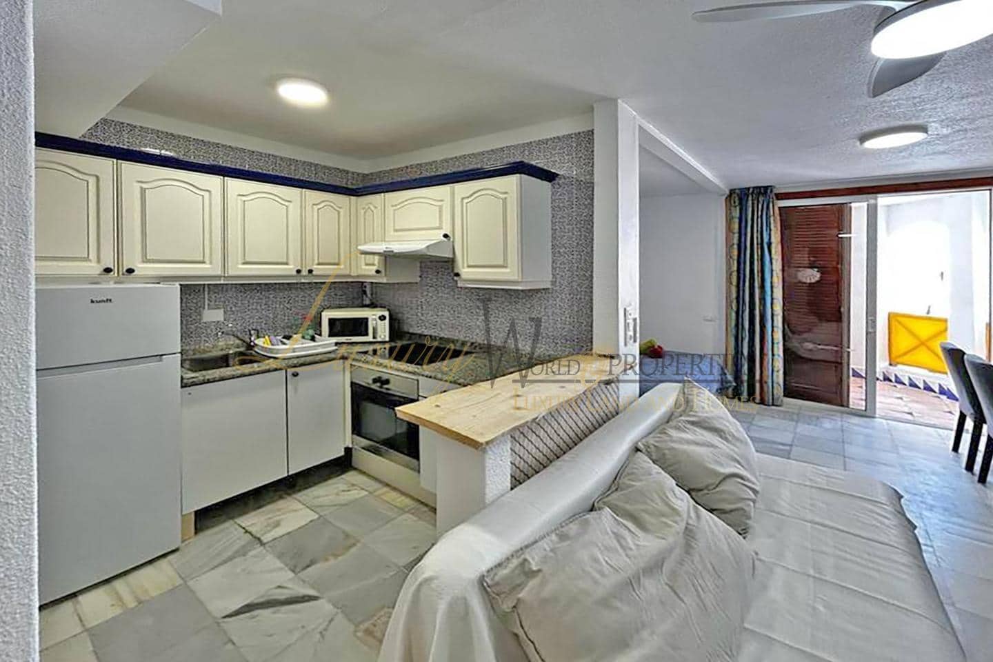 Flat for sale in Playa de las Americas with pool - € 349,000 (Ref: 9033544)