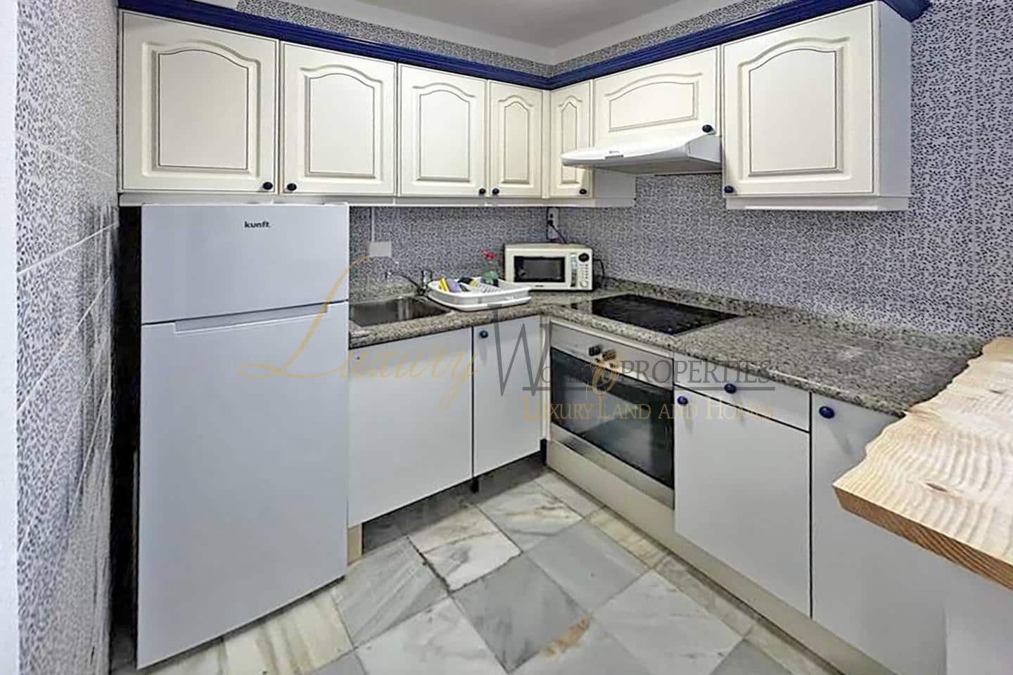 Flat for sale in Playa de las Americas with pool - € 349,000 (Ref: 9033544)