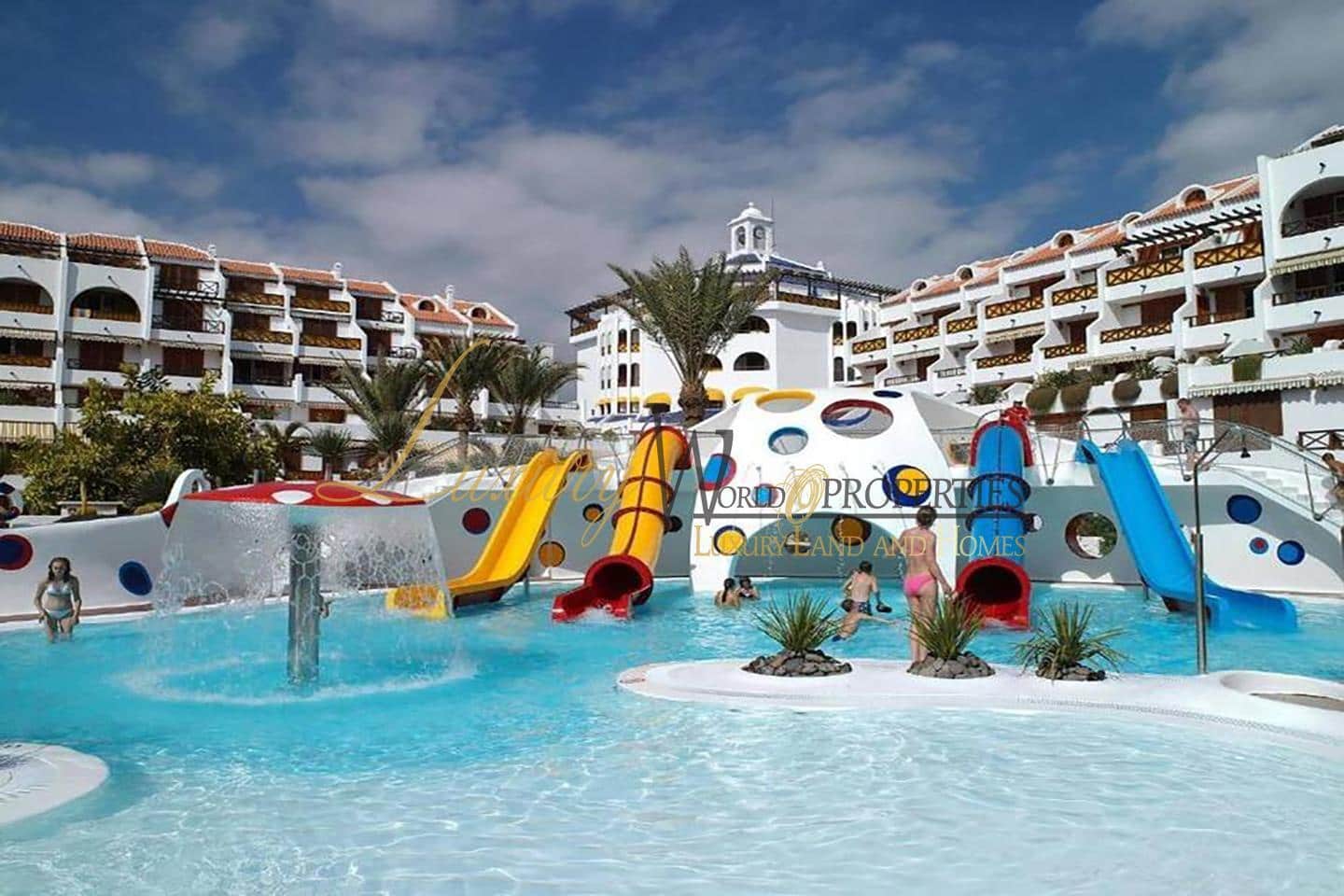 Flat for sale in Playa de las Americas with pool - € 349,000 (Ref: 9033544)