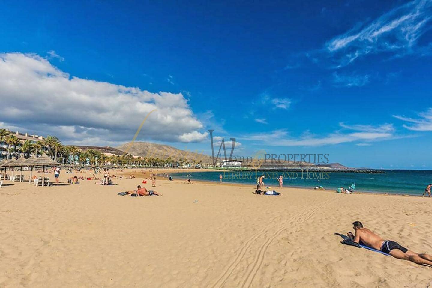 Flat for sale in Playa de las Americas with pool - € 349,000 (Ref: 9033544)