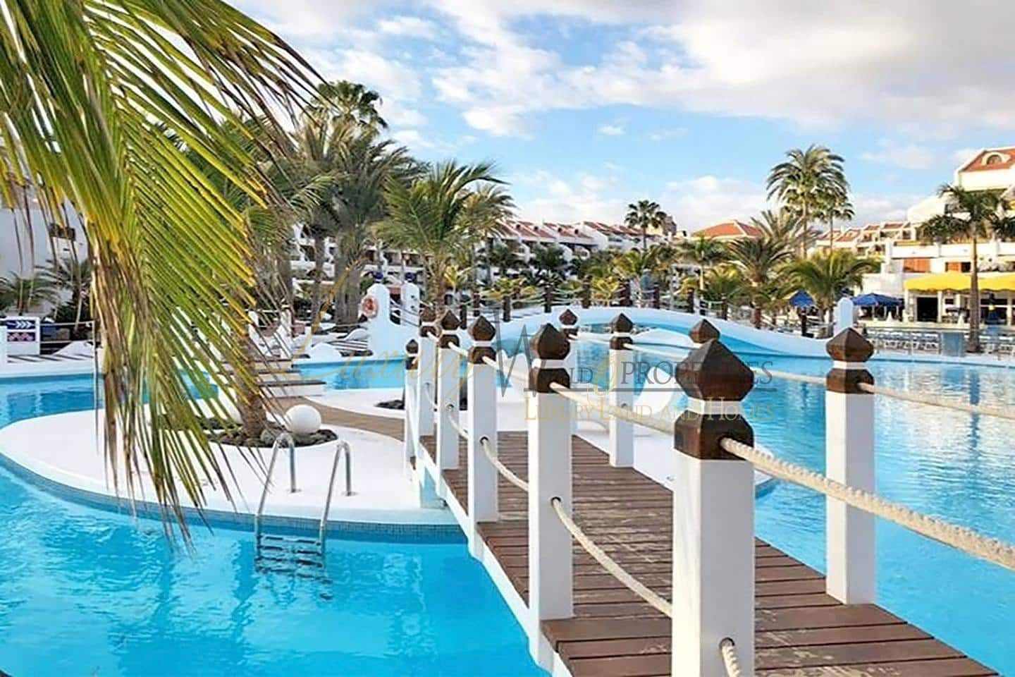 Flat for sale in Playa de las Americas with pool - € 349,000 (Ref: 9033544)