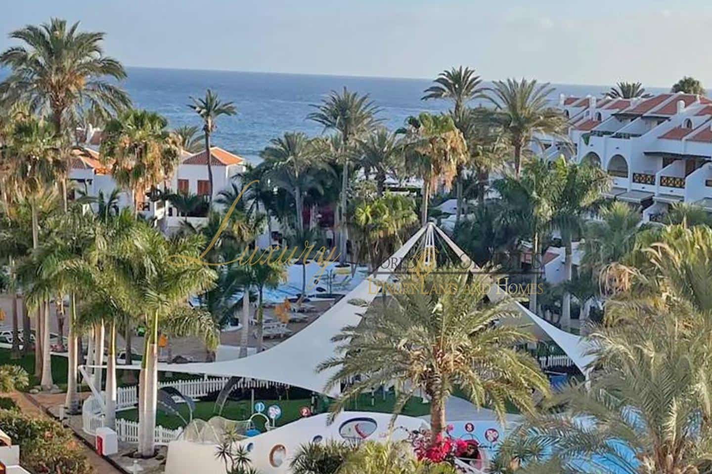 Flat for sale in Playa de las Americas with pool - € 349,000 (Ref: 9033544)