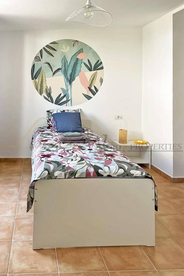 2 slaapkamer Flat te koop in Playa de las Americas met zwembad garage - € 610.000 (Ref: 9104029)