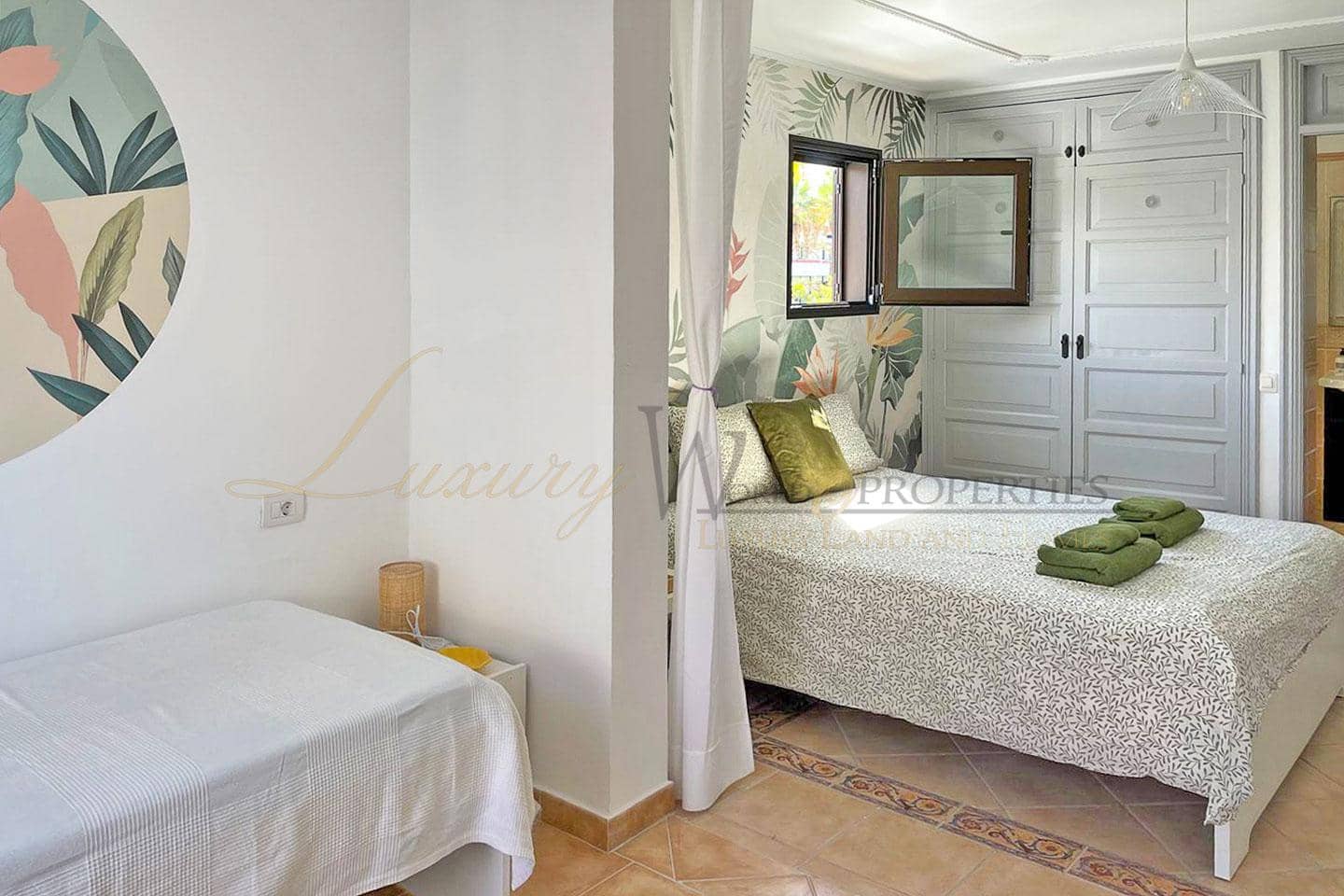 2 slaapkamer Flat te koop in Playa de las Americas met zwembad garage - € 610.000 (Ref: 9104029)
