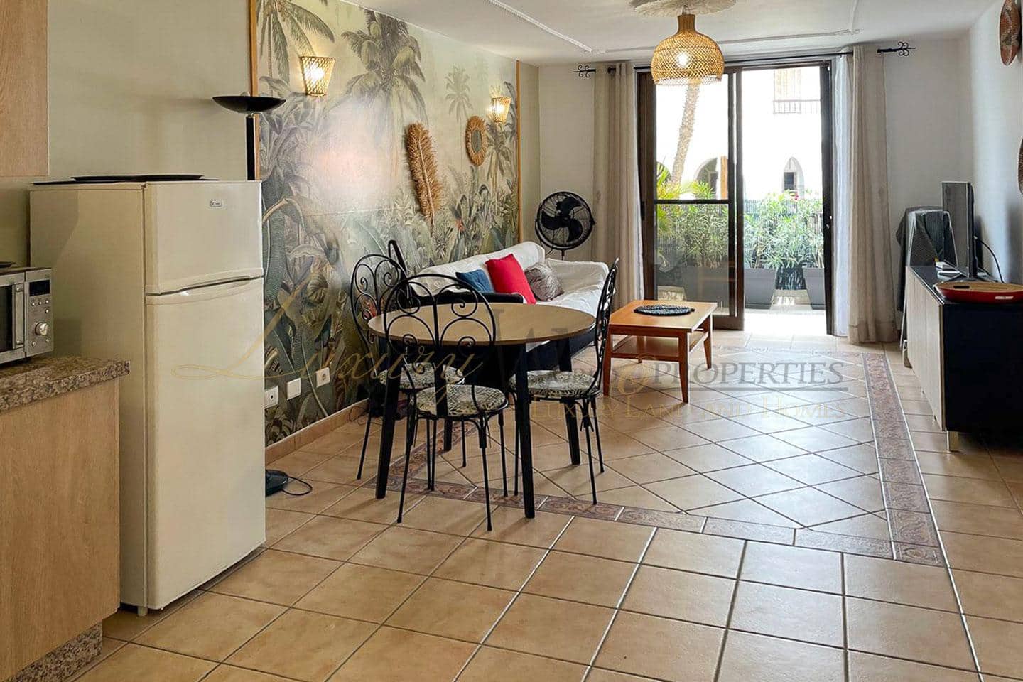 2 slaapkamer Flat te koop in Playa de las Americas met zwembad garage - € 610.000 (Ref: 9104029)