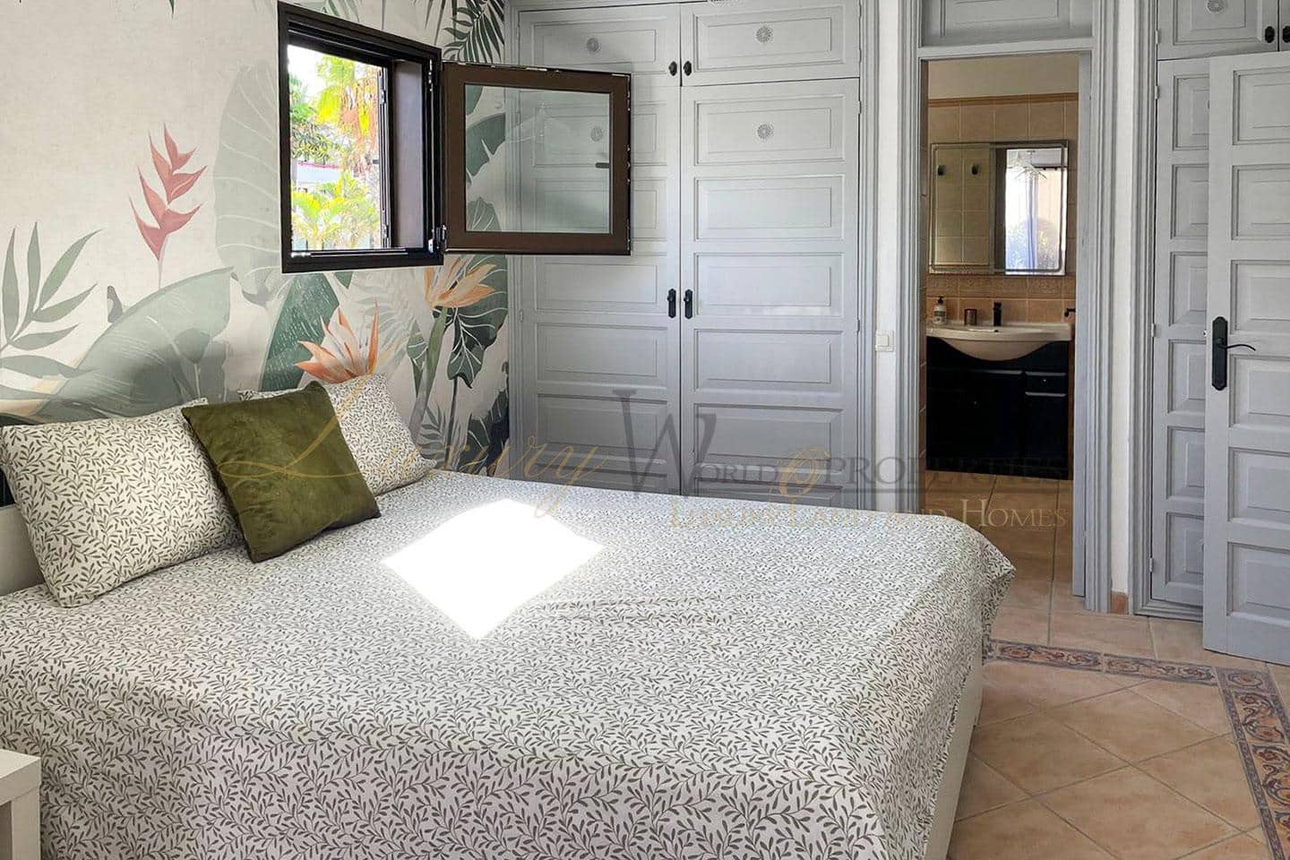 2 slaapkamer Flat te koop in Playa de las Americas met zwembad garage - € 610.000 (Ref: 9104029)