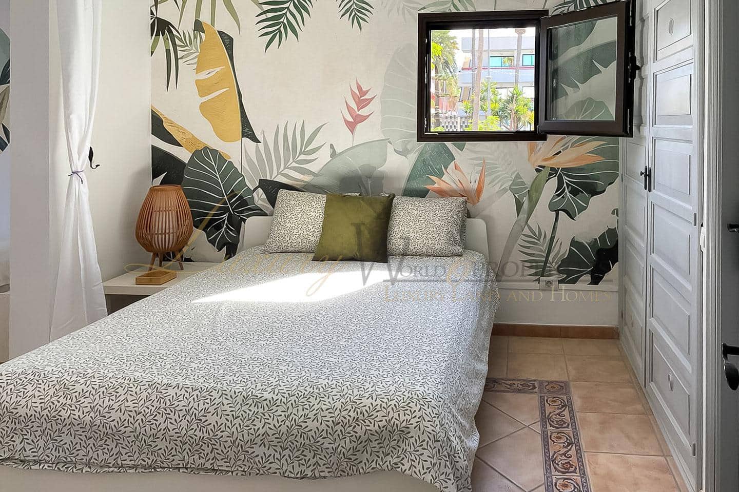 2 slaapkamer Flat te koop in Playa de las Americas met zwembad garage - € 610.000 (Ref: 9104029)