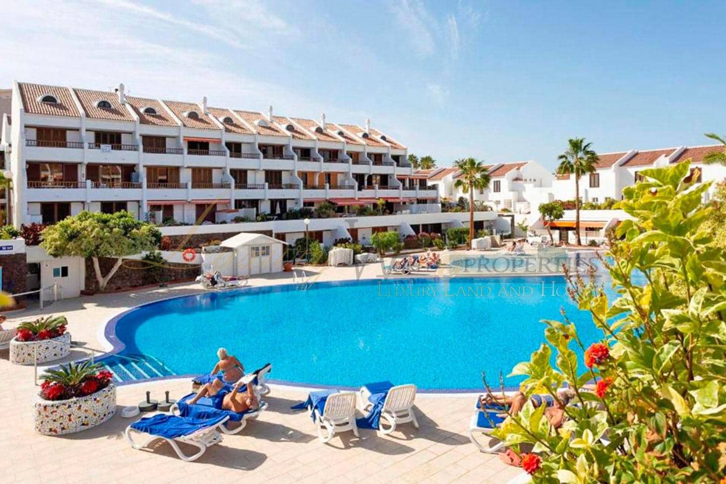 2 slaapkamer Flat te koop in Playa de las Americas met zwembad garage - € 610.000 (Ref: 9104029)