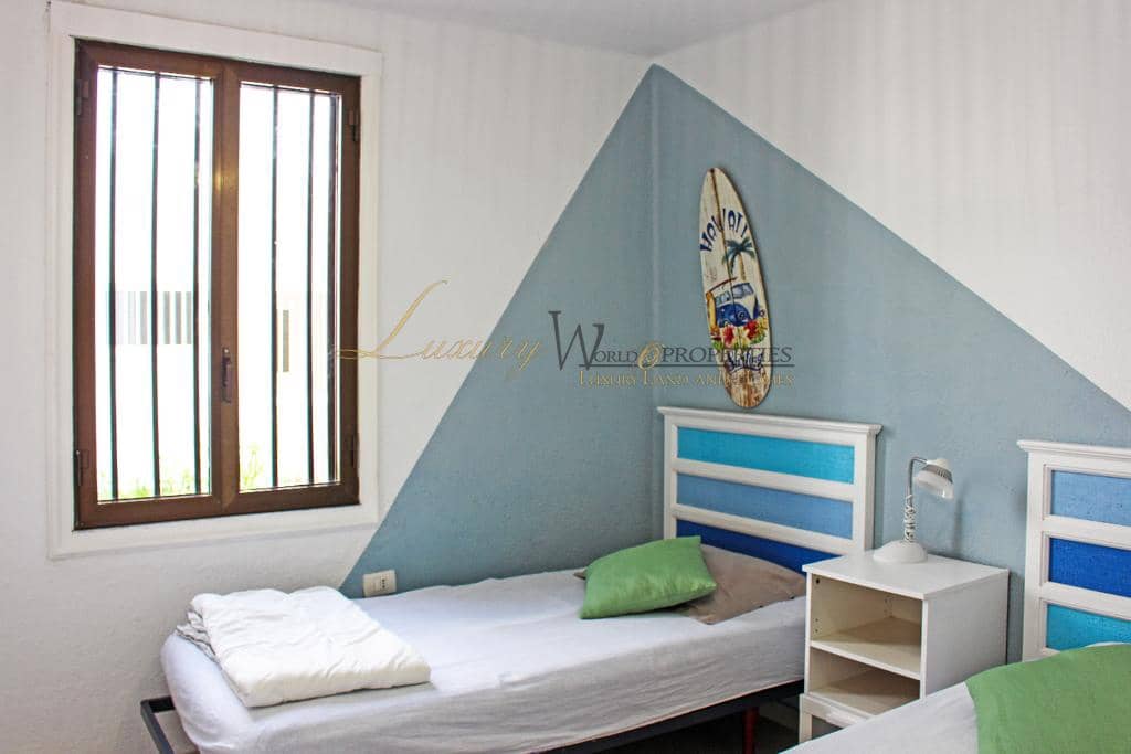 2 slaapkamer Flat te koop in Playa de las Americas met zwembad garage - € 735.000 (Ref: 9104030)