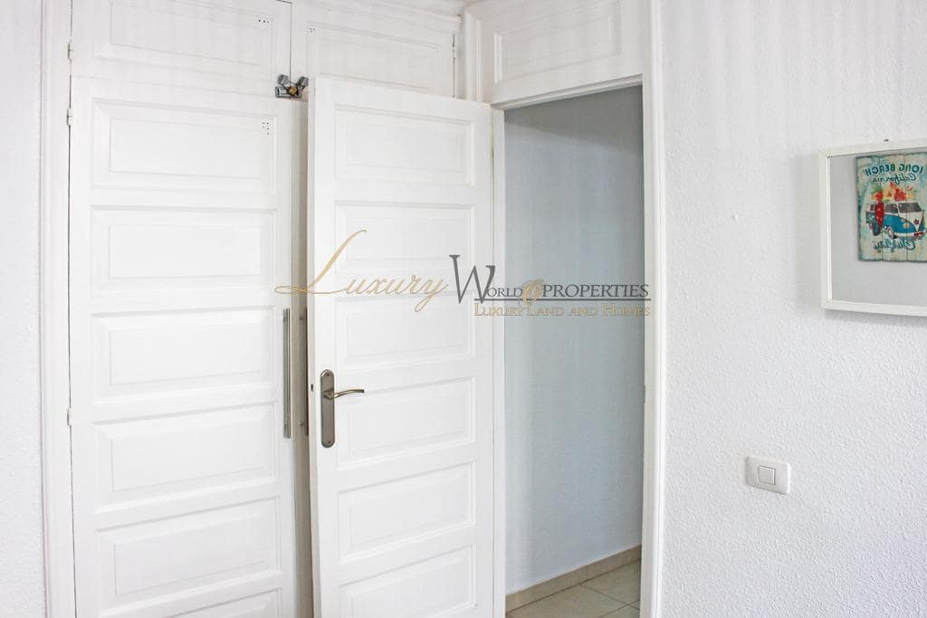 2 slaapkamer Flat te koop in Playa de las Americas met zwembad garage - € 735.000 (Ref: 9104030)