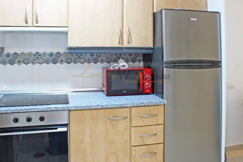 2 slaapkamer Flat te koop in Playa de las Americas met zwembad garage - € 735.000 (Ref: 9104030)