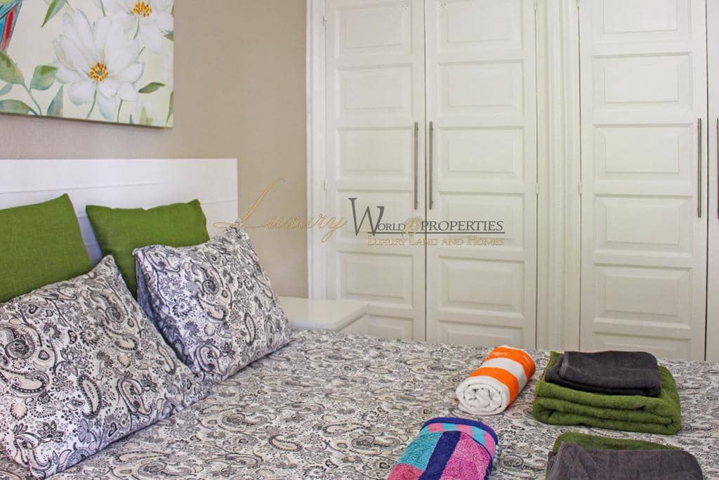 2 slaapkamer Flat te koop in Playa de las Americas met zwembad garage - € 735.000 (Ref: 9104030)