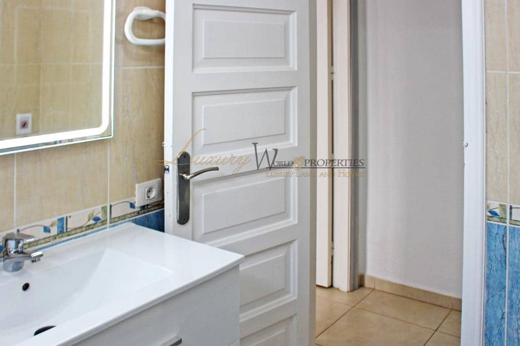 2 slaapkamer Flat te koop in Playa de las Americas met zwembad garage - € 735.000 (Ref: 9104030)