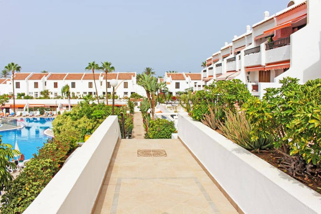 2 slaapkamer Flat te koop in Playa de las Americas met zwembad garage - € 735.000 (Ref: 9104030)