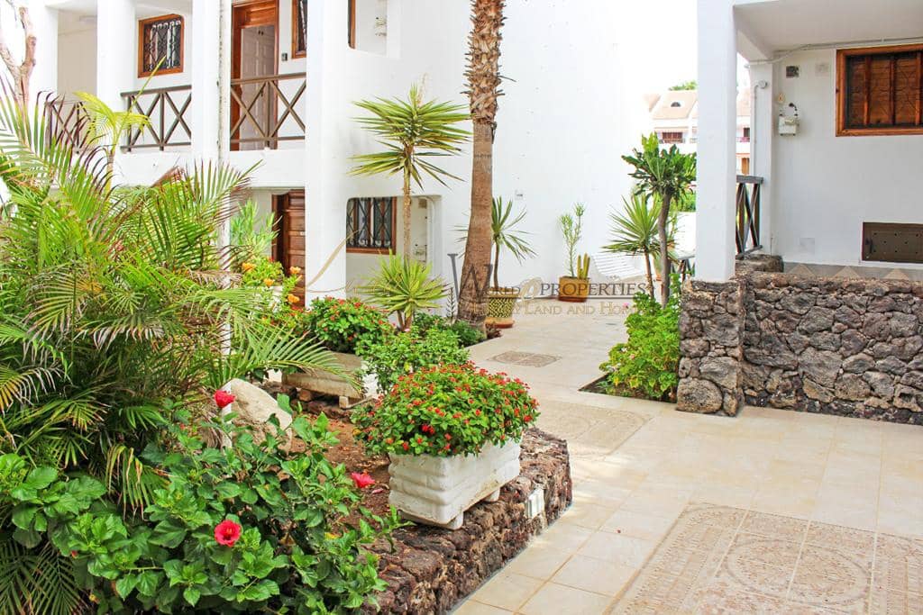 2 slaapkamer Flat te koop in Playa de las Americas met zwembad garage - € 735.000 (Ref: 9104030)