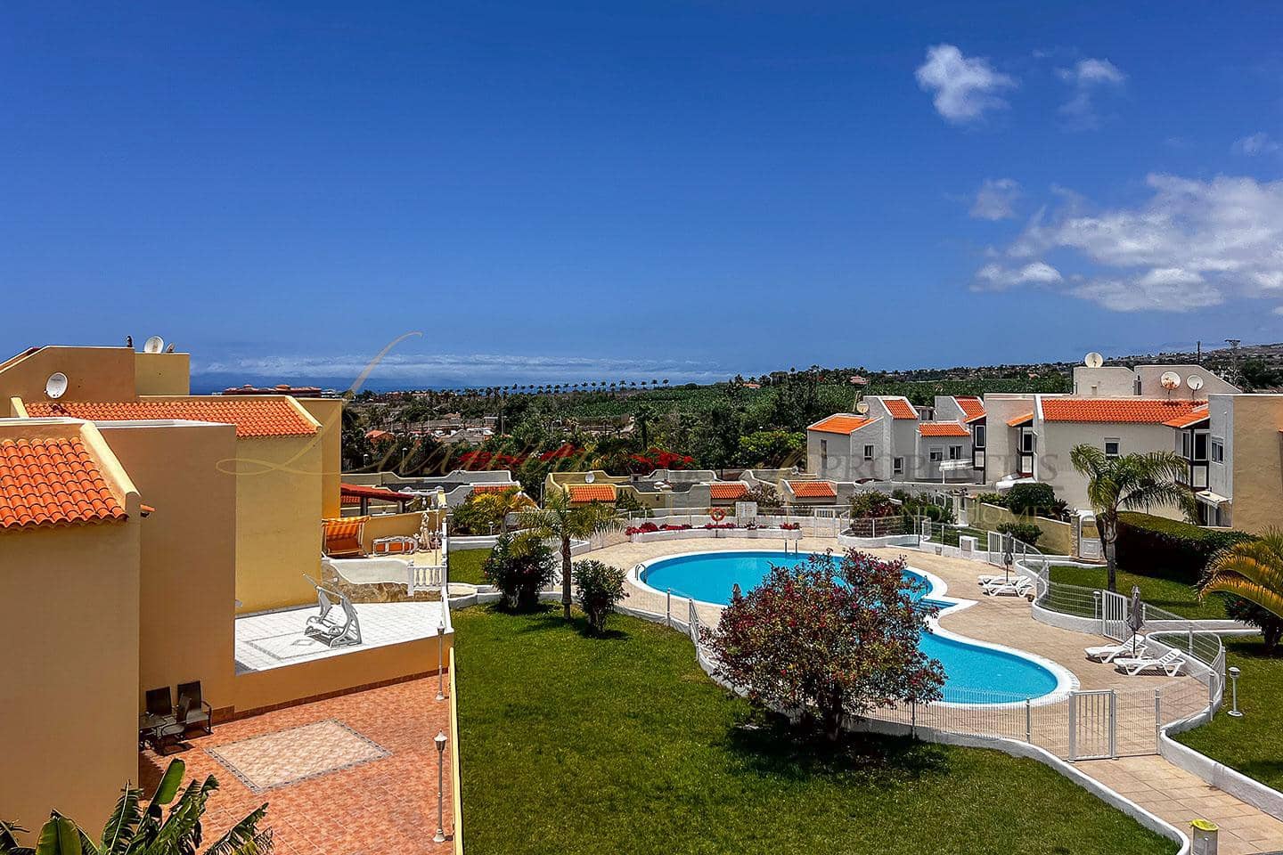 4 quarto Moradia para venda em Costa Adeje com piscina garagem - 690 000 € (Ref: 9111250)