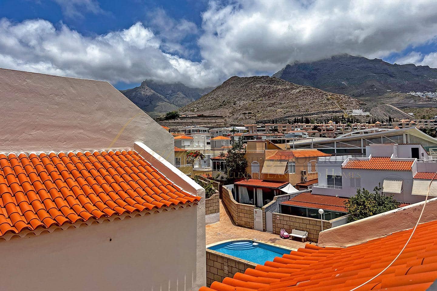 4 quarto Moradia para venda em Costa Adeje com piscina garagem - 690 000 € (Ref: 9111250)