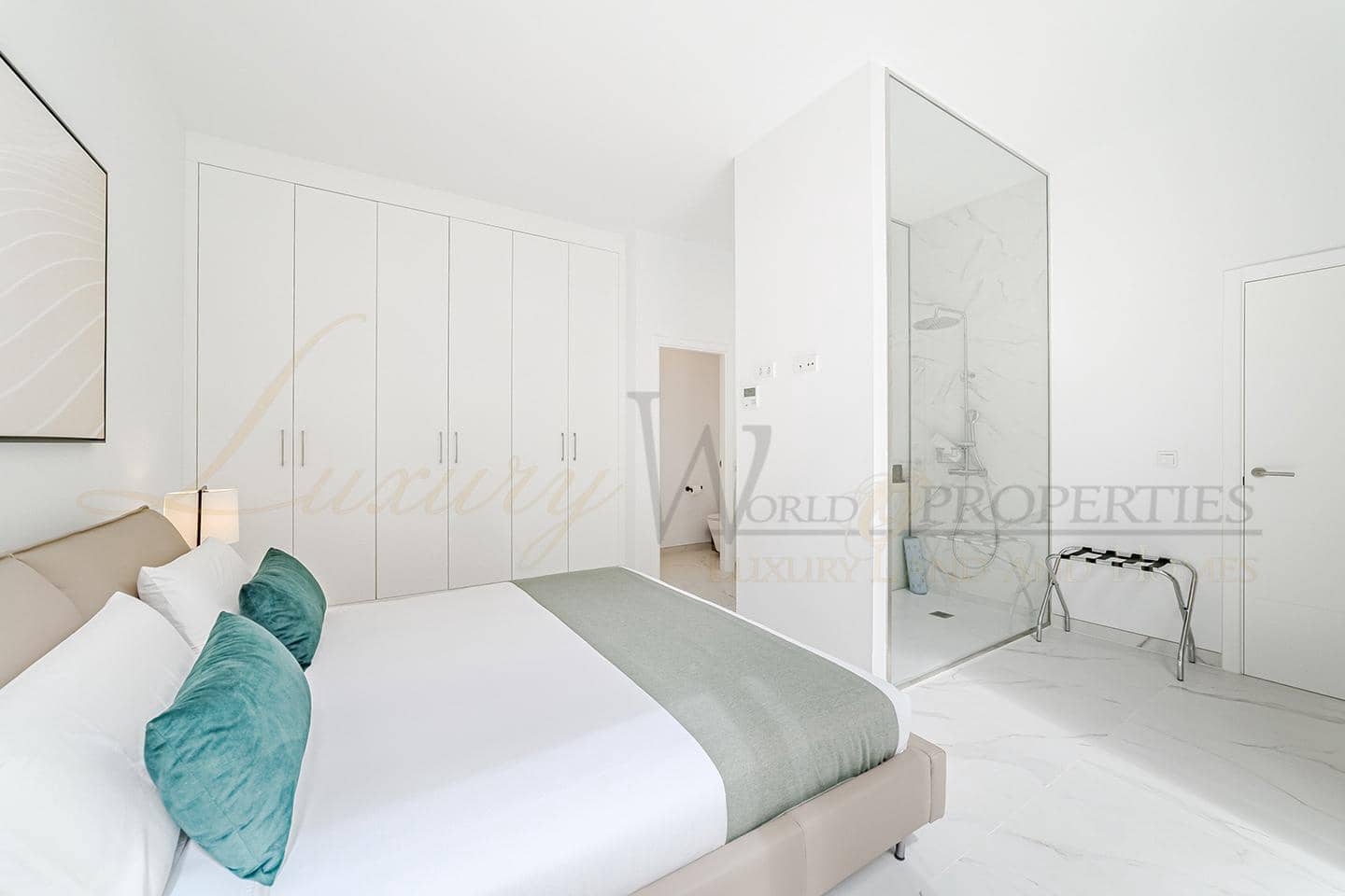 3 bedroom Flat for sale in Los Gigantes with pool garage - € 2,495,000 (Ref: 9164306)