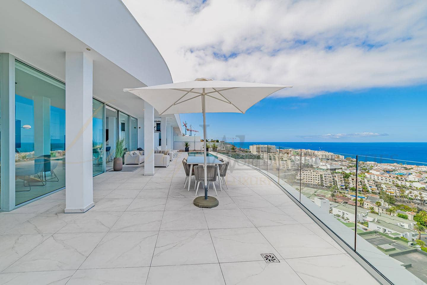 3 bedroom Flat for sale in Los Gigantes with pool garage - € 2,495,000 (Ref: 9164306)