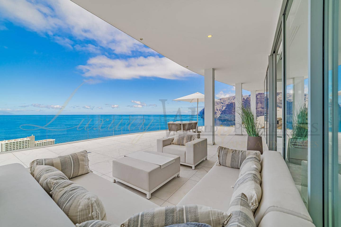 3 bedroom Flat for sale in Los Gigantes with pool garage - € 2,495,000 (Ref: 9164306)