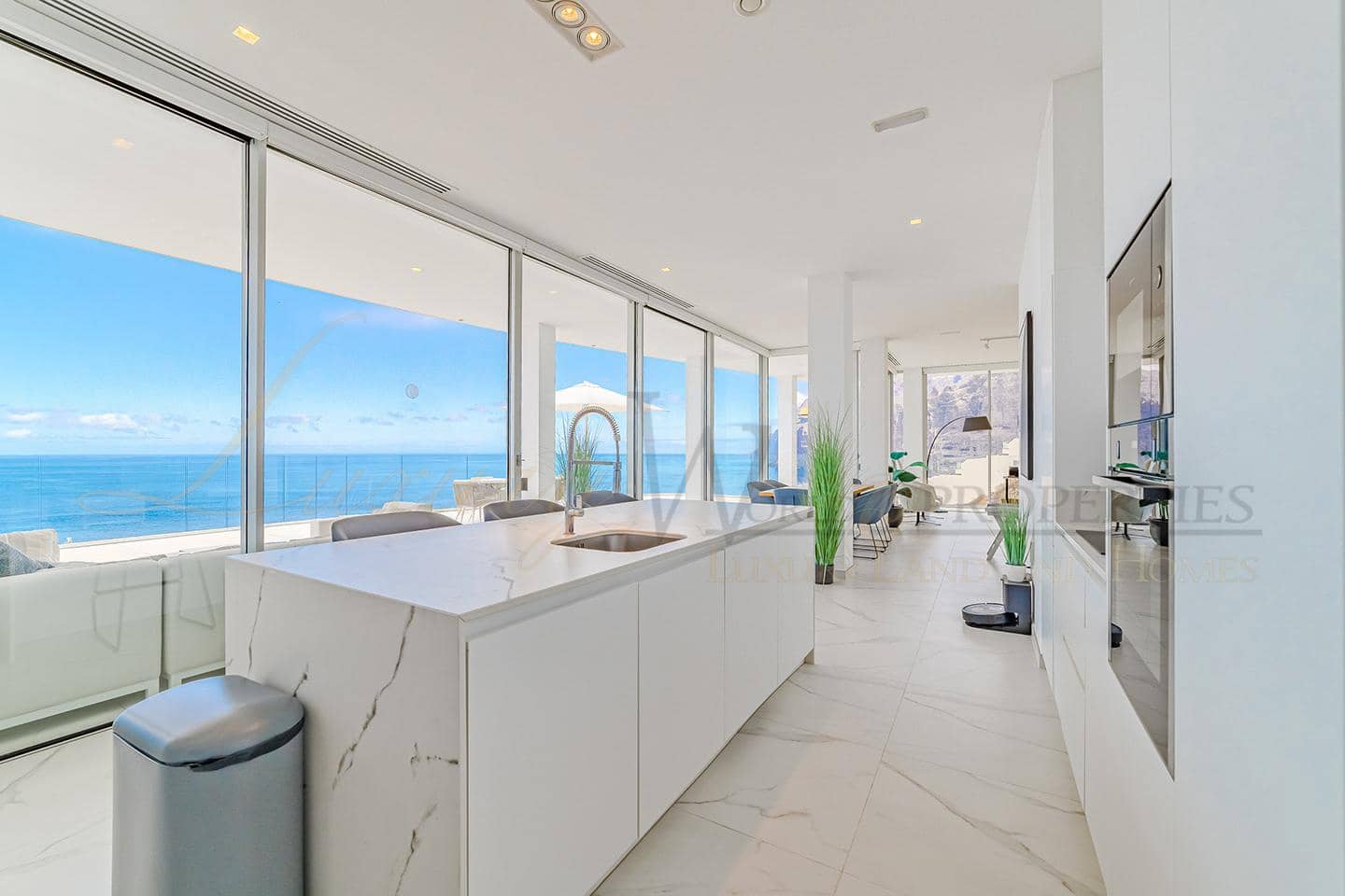 3 bedroom Flat for sale in Los Gigantes with pool garage - € 2,495,000 (Ref: 9164306)