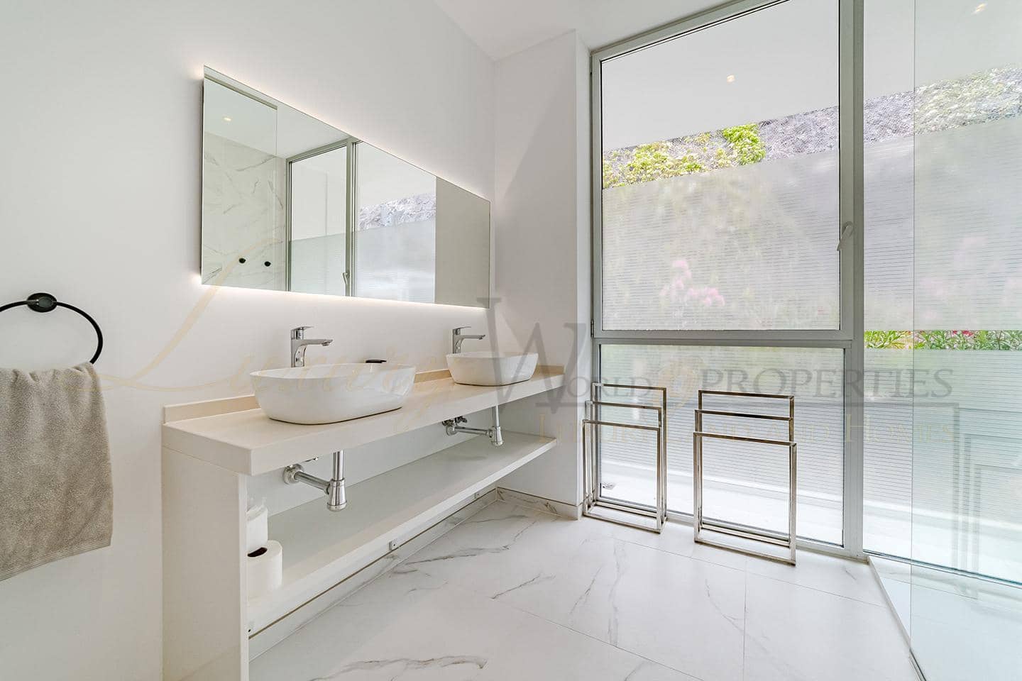 3 bedroom Flat for sale in Los Gigantes with pool garage - € 2,495,000 (Ref: 9164306)