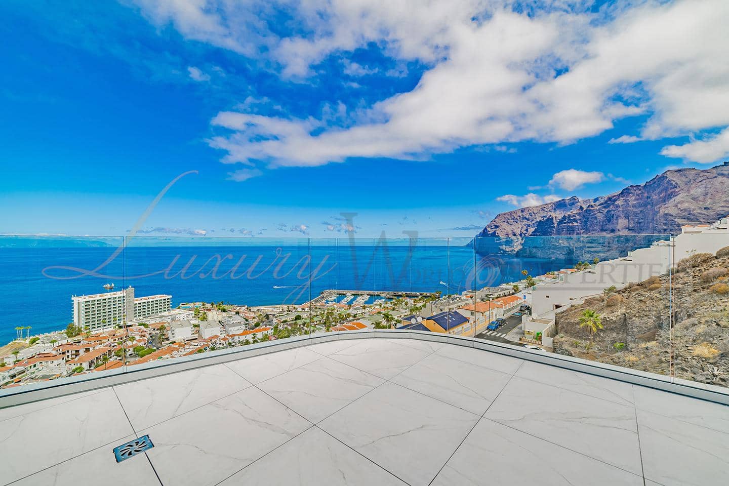 3 bedroom Flat for sale in Los Gigantes with pool garage - € 2,495,000 (Ref: 9164306)