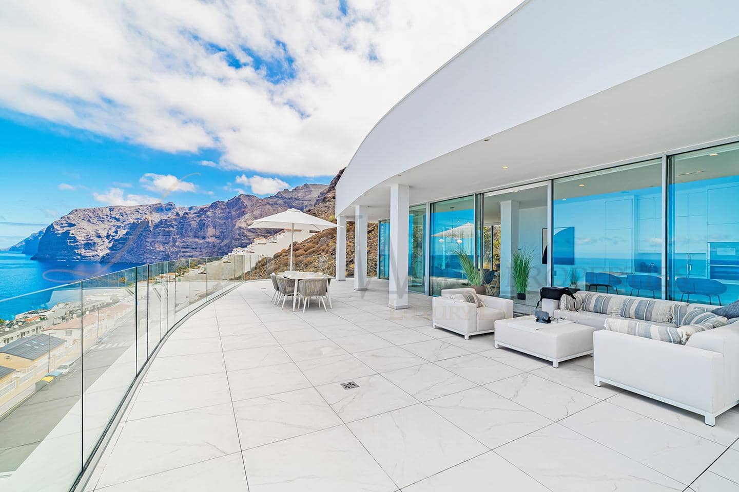 3 bedroom Flat for sale in Los Gigantes with pool garage - € 2,495,000 (Ref: 9164306)