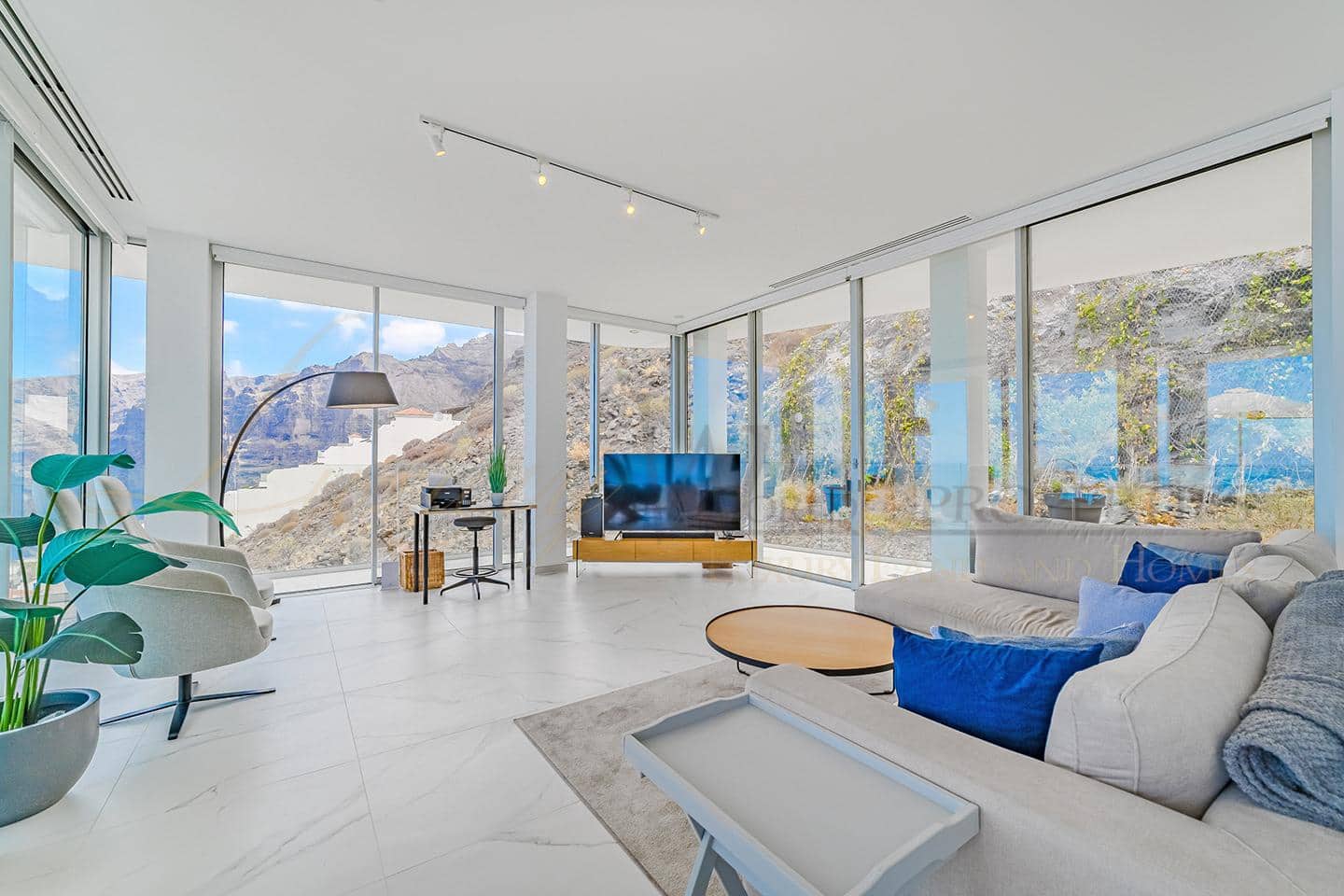 3 bedroom Flat for sale in Los Gigantes with pool garage - € 2,495,000 (Ref: 9164306)