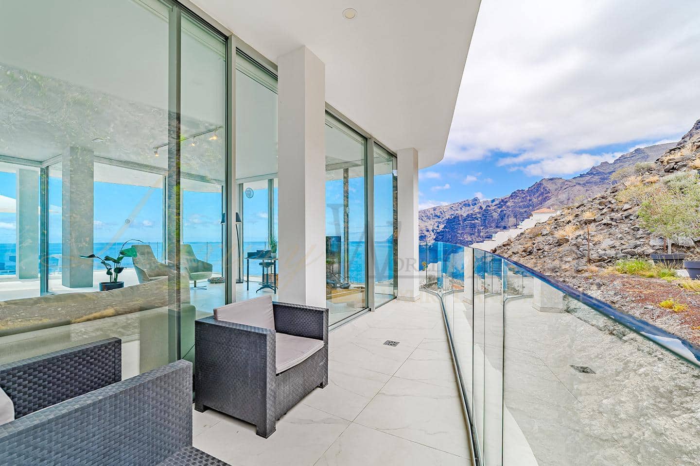 3 bedroom Flat for sale in Los Gigantes with pool garage - € 2,495,000 (Ref: 9164306)