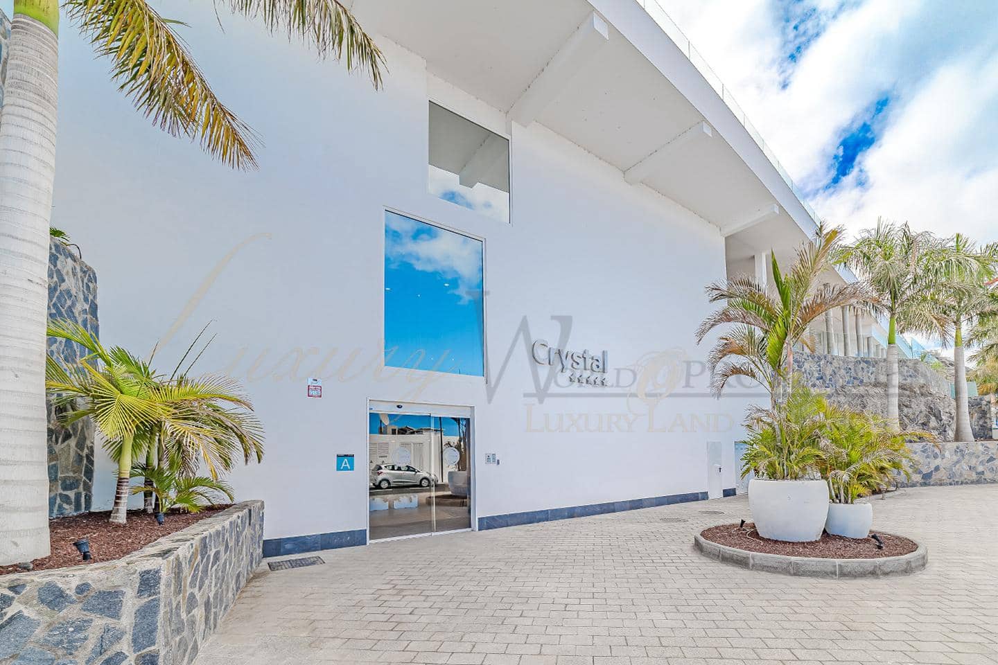 3 bedroom Flat for sale in Los Gigantes with pool garage - € 2,495,000 (Ref: 9164306)