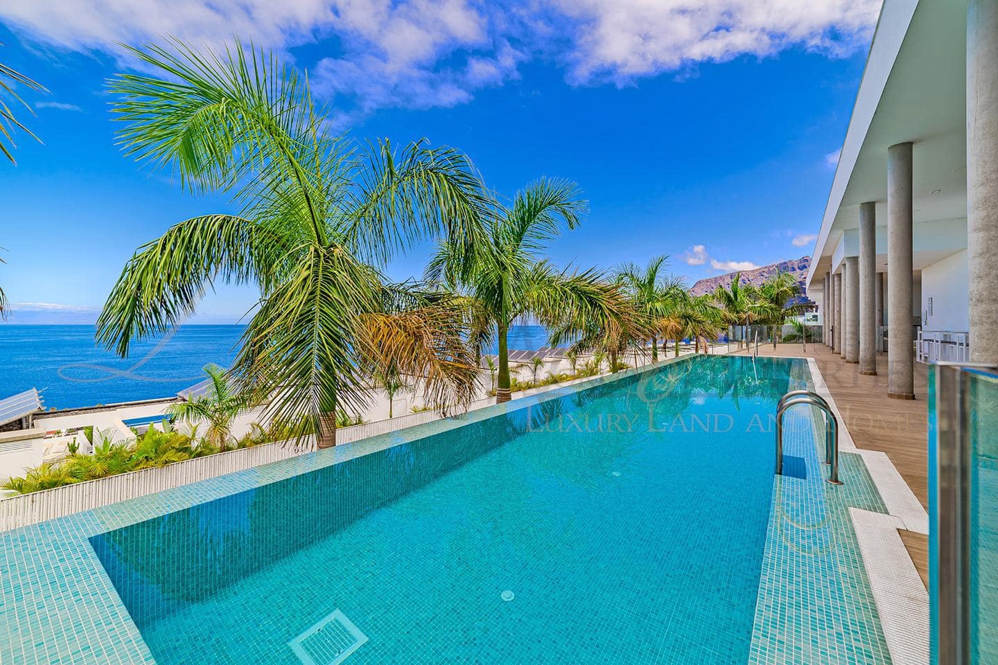 3 bedroom Flat for sale in Los Gigantes with pool garage - € 2,495,000 (Ref: 9164306)