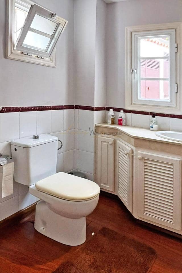 4 soverom Villa til salgs i Costa Adeje med svømmebasseng garasje - € 750 000 (Ref: 9168852)