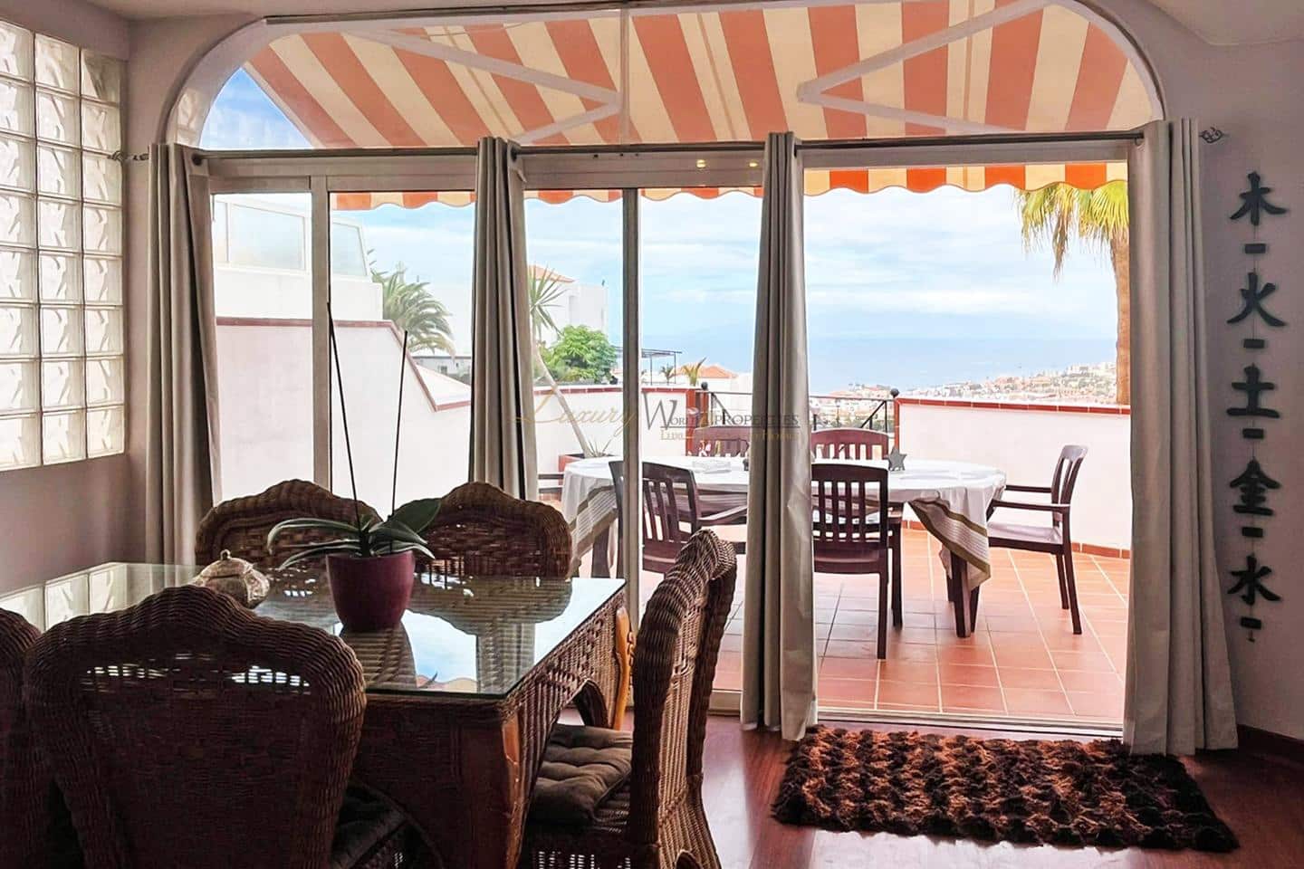 4 soverom Villa til salgs i Costa Adeje med svømmebasseng garasje - € 750 000 (Ref: 9168852)