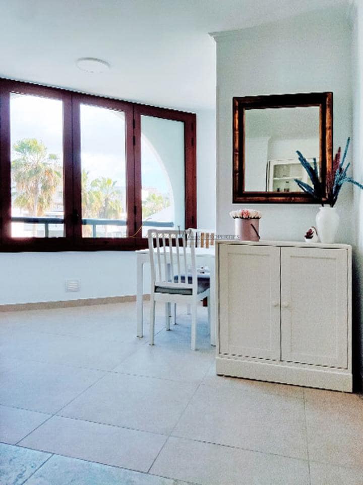 2 slaapkamer Flat te koop in Playa de las Americas met zwembad - € 650.000 (Ref: 9298973)