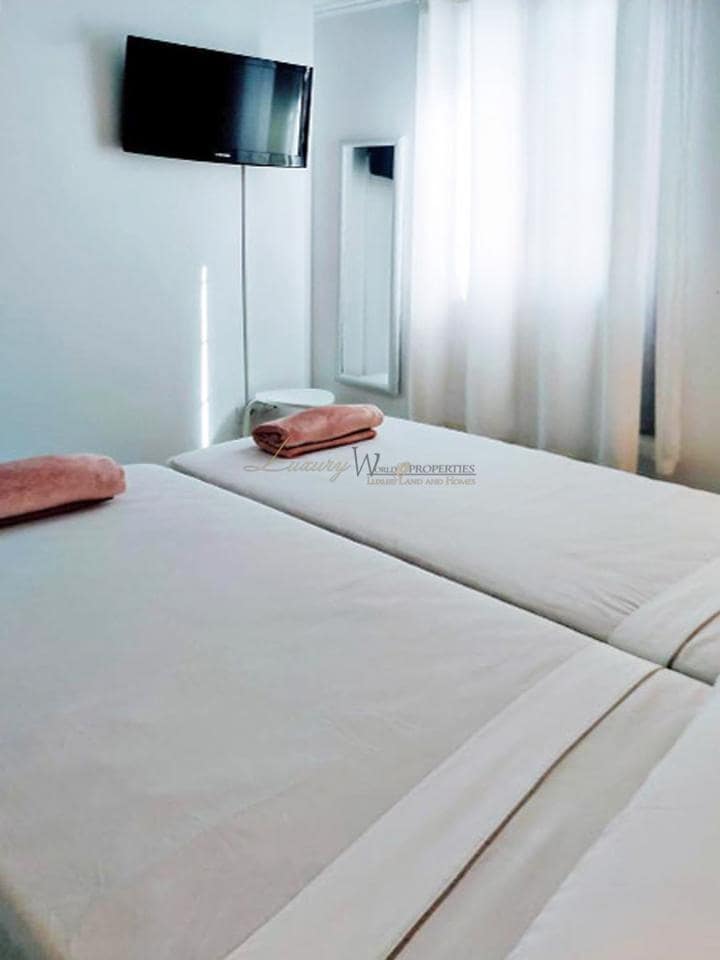 2 slaapkamer Flat te koop in Playa de las Americas met zwembad - € 650.000 (Ref: 9298973)