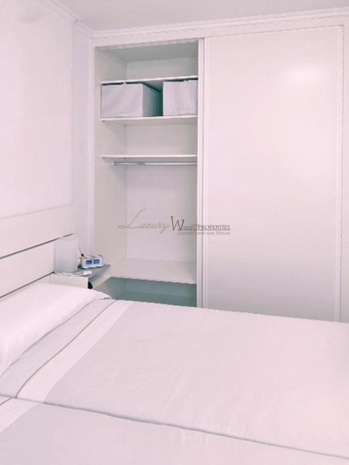 2 slaapkamer Flat te koop in Playa de las Americas met zwembad - € 650.000 (Ref: 9298973)