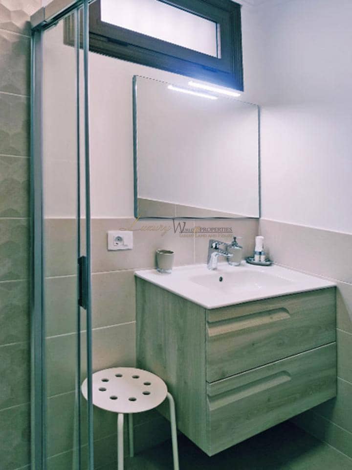 2 slaapkamer Flat te koop in Playa de las Americas met zwembad - € 650.000 (Ref: 9298973)