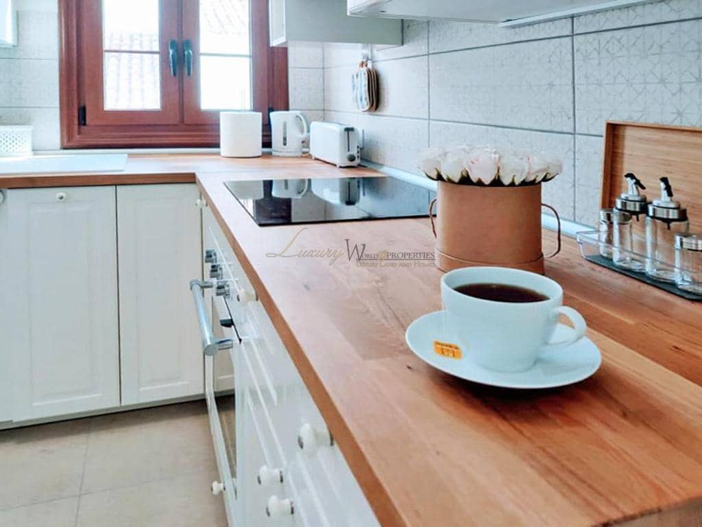 2 slaapkamer Flat te koop in Playa de las Americas met zwembad - € 650.000 (Ref: 9298973)