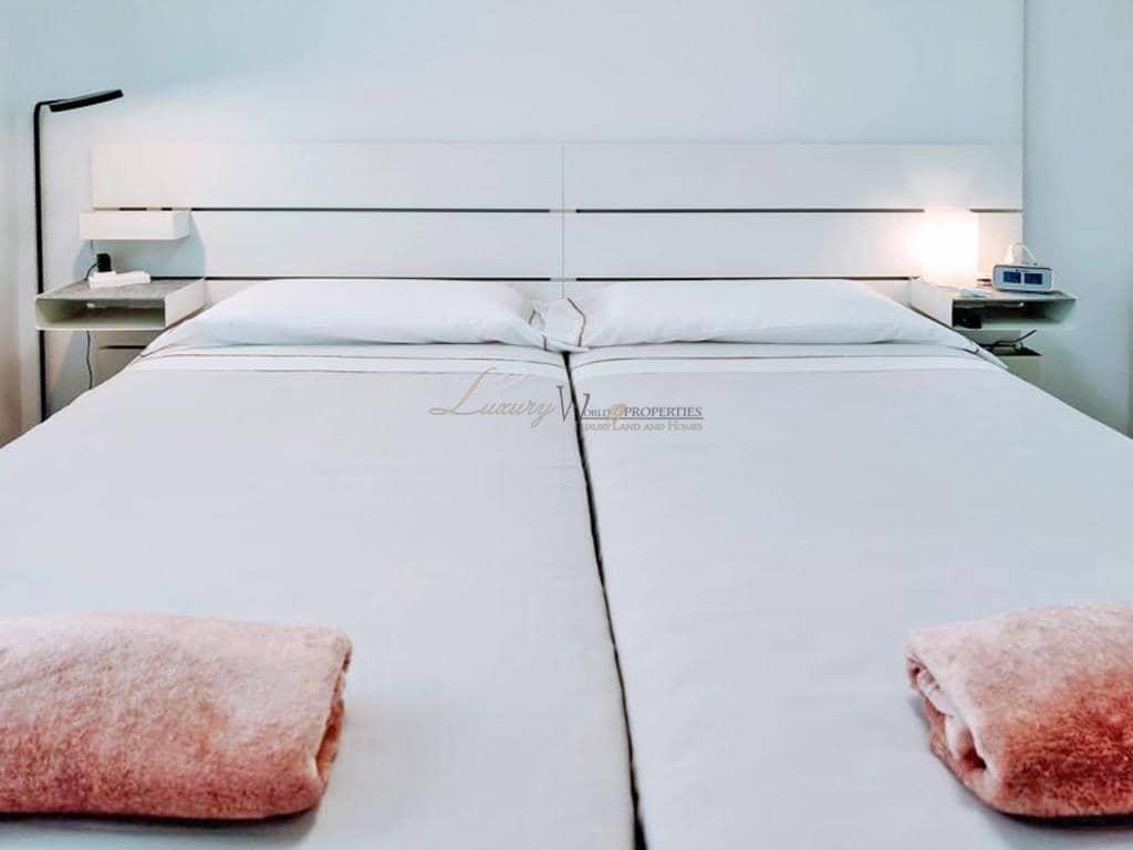 2 slaapkamer Flat te koop in Playa de las Americas met zwembad - € 650.000 (Ref: 9298973)