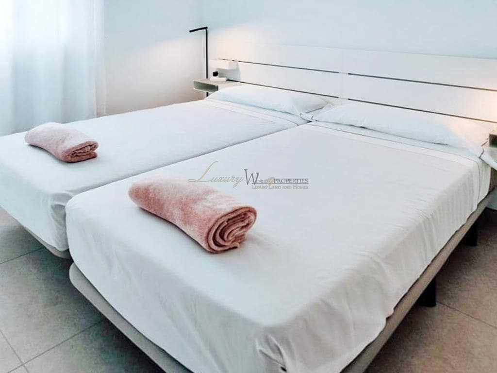 2 slaapkamer Flat te koop in Playa de las Americas met zwembad - € 650.000 (Ref: 9298973)