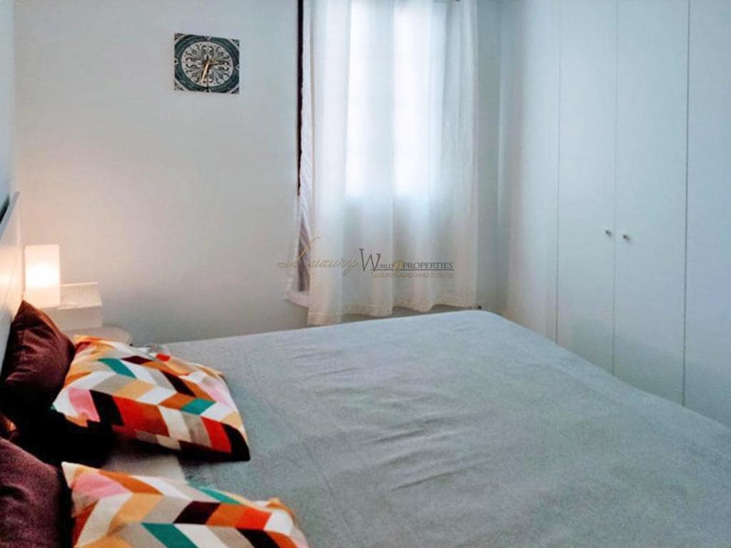 2 slaapkamer Flat te koop in Playa de las Americas met zwembad - € 650.000 (Ref: 9298973)