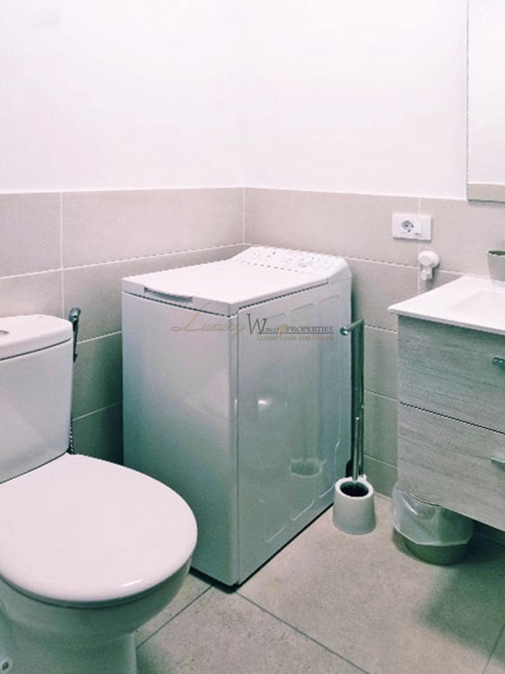 2 slaapkamer Flat te koop in Playa de las Americas met zwembad - € 650.000 (Ref: 9298973)