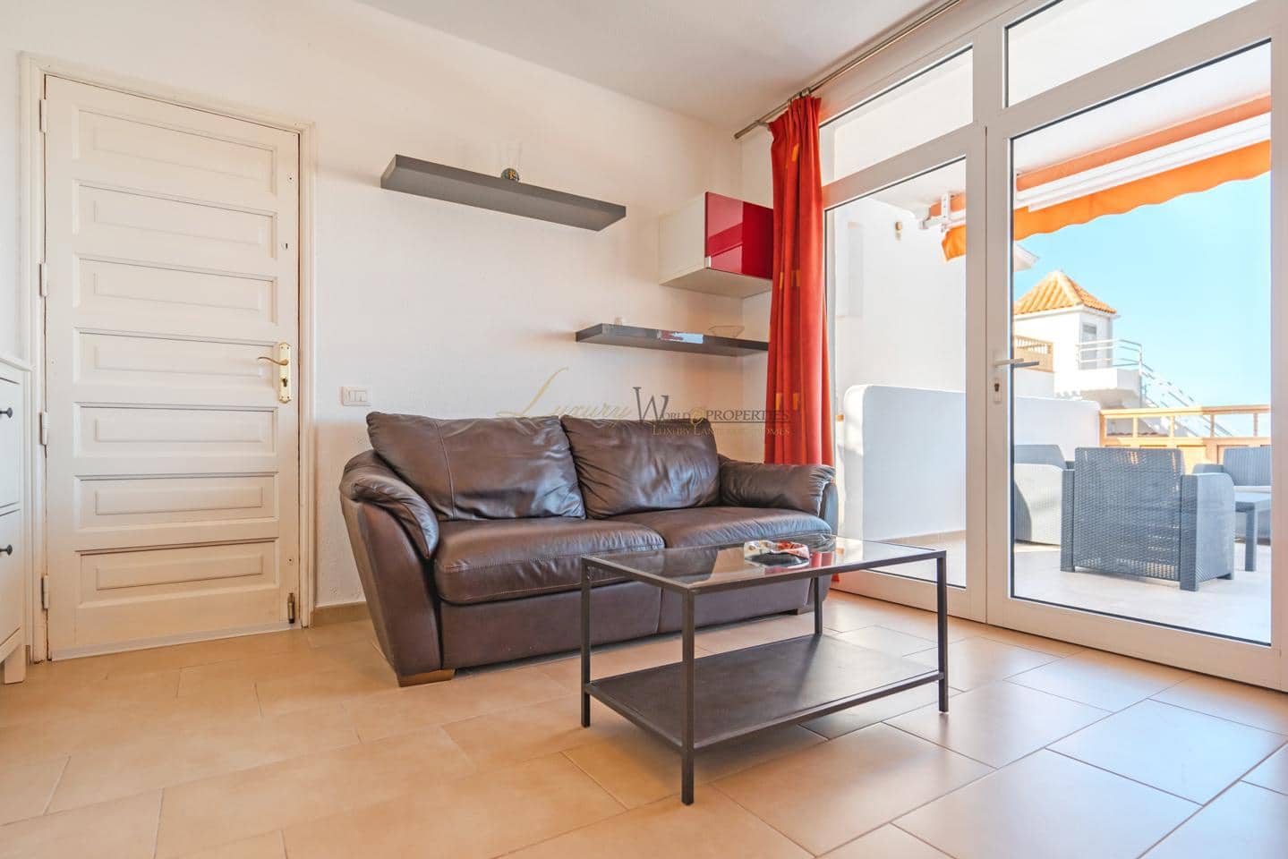 Piso de 2 habitaciones en Los Cristianos en venta con piscina - 585.000 € (Ref: 9345695)