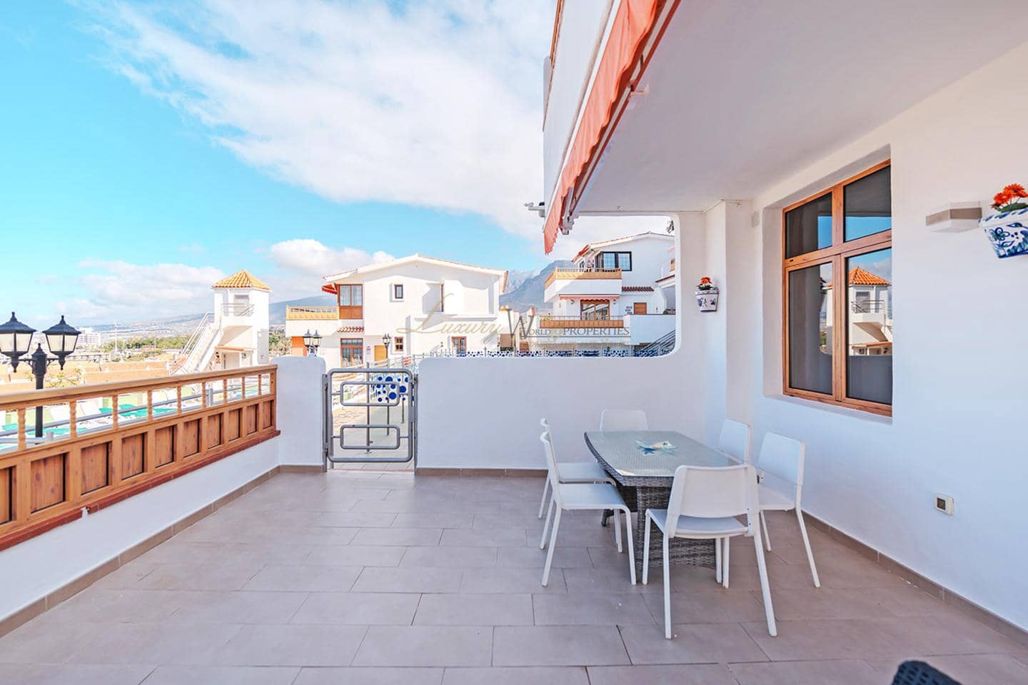 Piso de 2 habitaciones en Los Cristianos en venta con piscina - 585.000 € (Ref: 9345695)