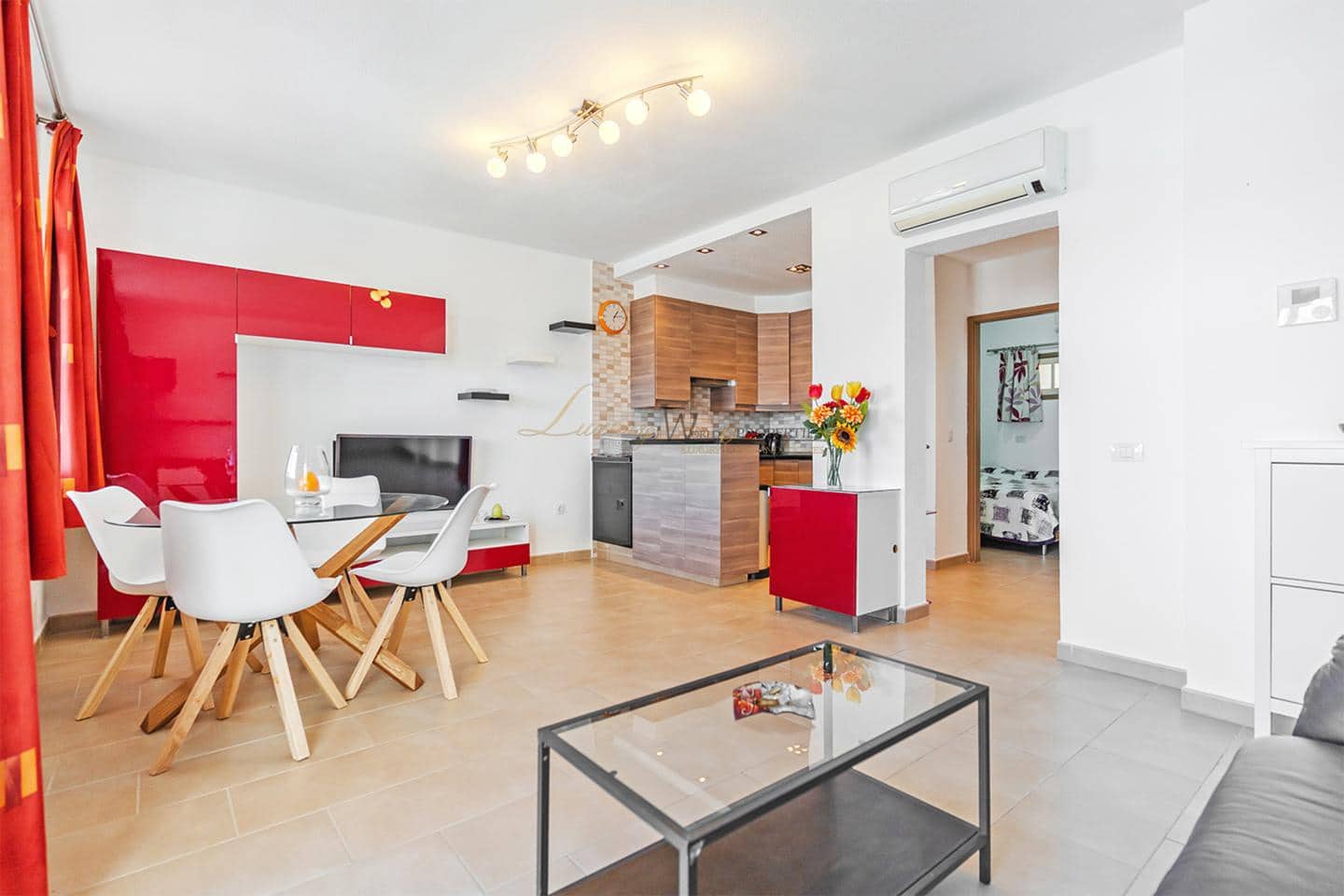 Piso de 2 habitaciones en Los Cristianos en venta con piscina - 585.000 € (Ref: 9345695)