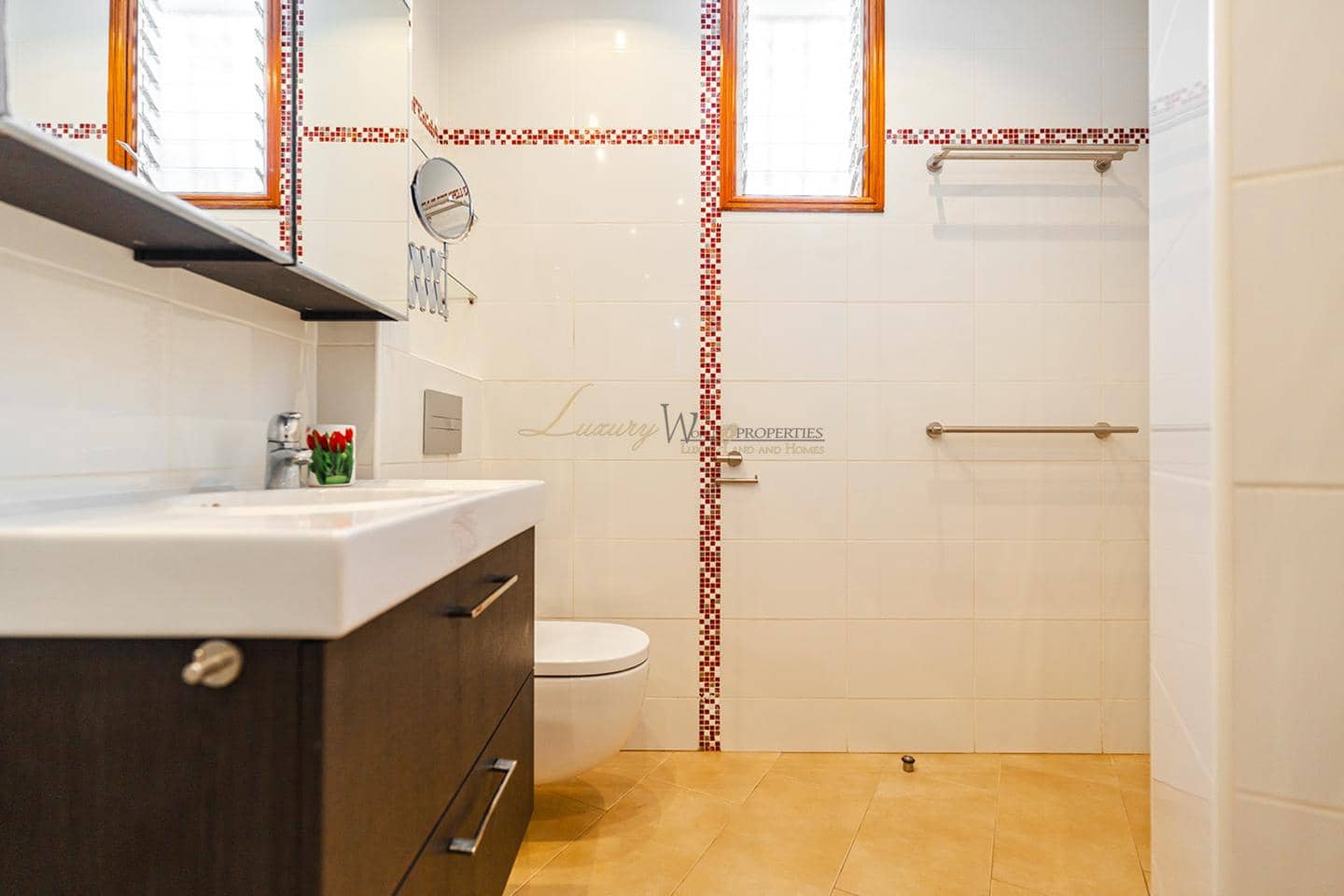 Piso de 2 habitaciones en Los Cristianos en venta con piscina - 585.000 € (Ref: 9345695)