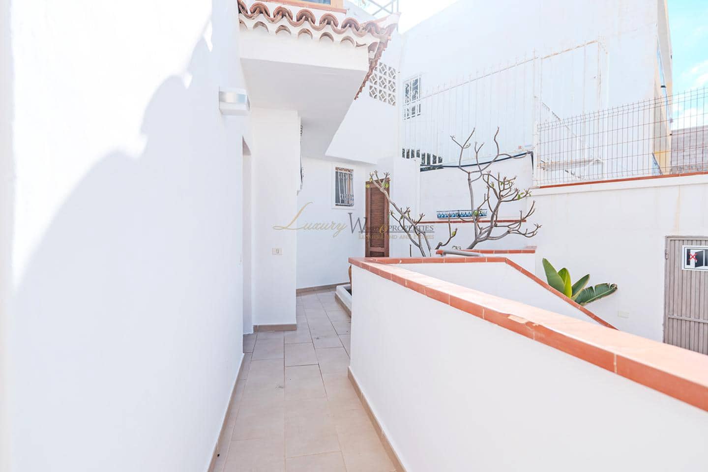 Piso de 2 habitaciones en Los Cristianos en venta con piscina - 585.000 € (Ref: 9345695)
