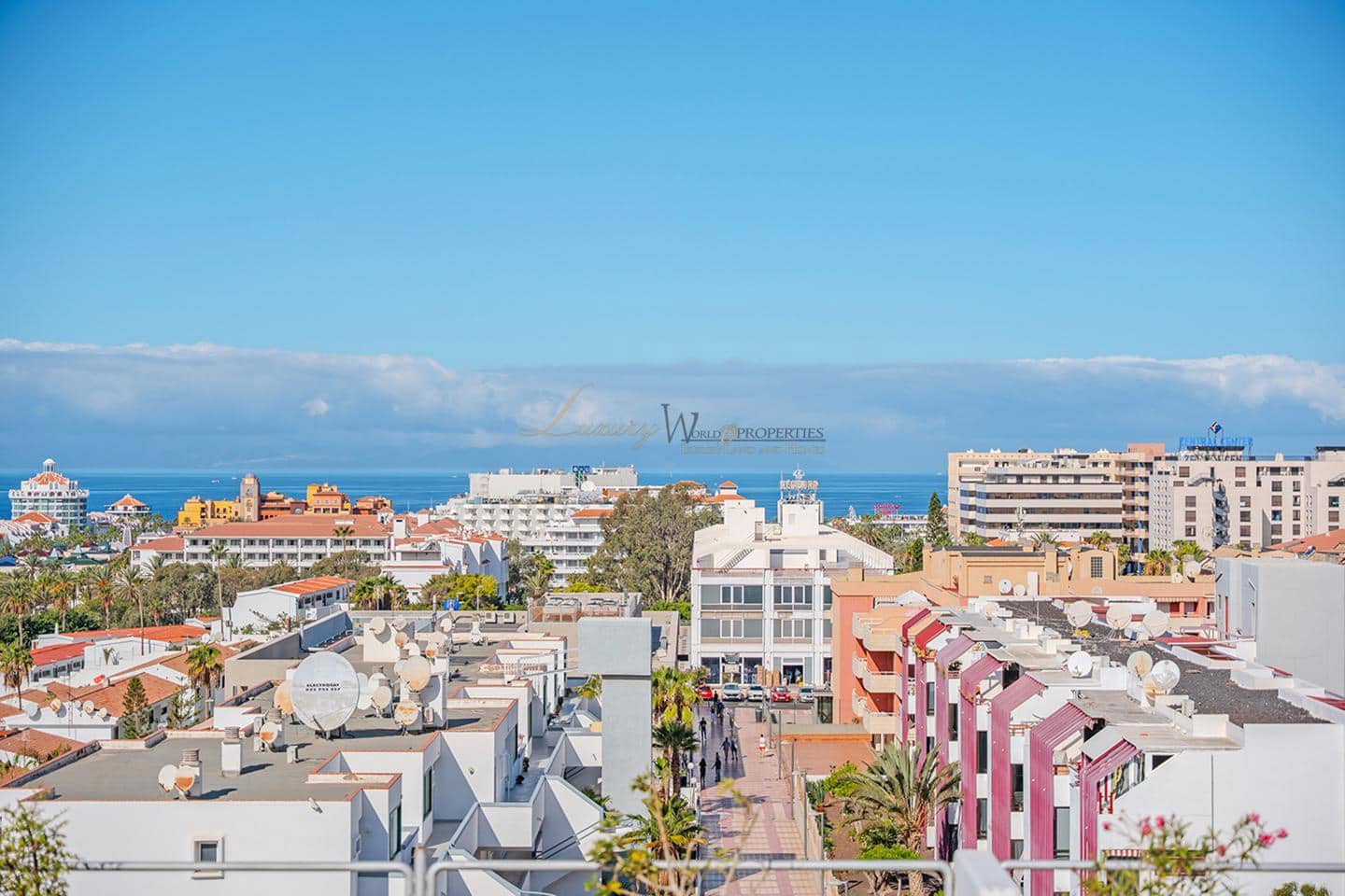 Piso de 2 habitaciones en Los Cristianos en venta con piscina - 585.000 € (Ref: 9345695)